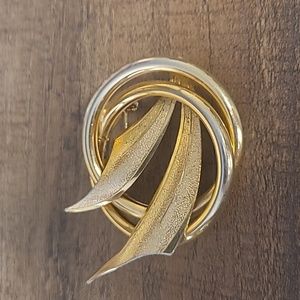 VINTAGE Gold Leaf Circle Brooch